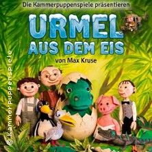 Puppenfiguren aus dem Stück 'Urmel aus dem Eis' vor einem grünen Hintergrund.