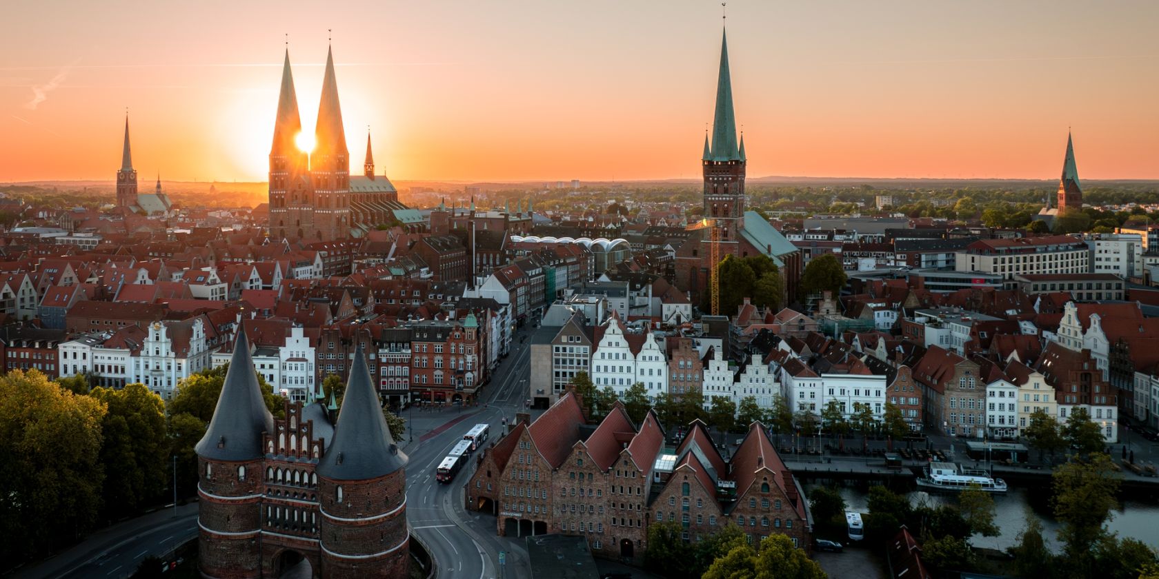 7Türme+ Benefiz-Kirchenführung, Treffpunkt am Holstentor - Ziel: St. Aegidien