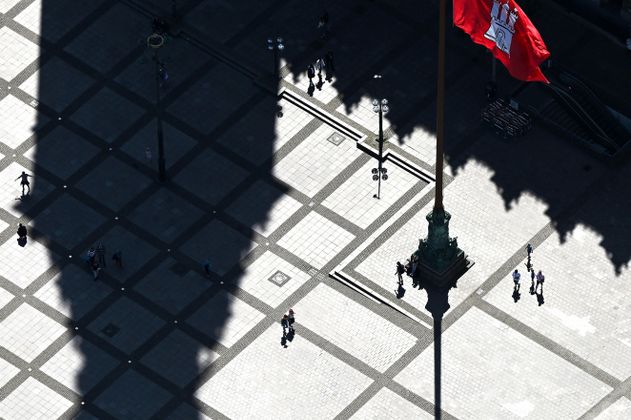 Der Hamburger Rathausmarkt mit Schatten des Rathauses