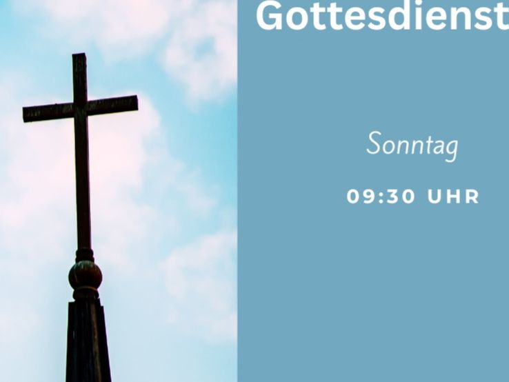 Ein Kirchturmkreuz vor blauem Himmel mit Text: Gottesdienst Sonntag 09:30 Uhr.