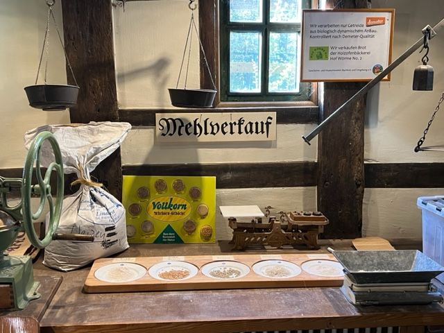Innenansicht einer traditionellen Mühle mit Mehlsorten und Waage.
