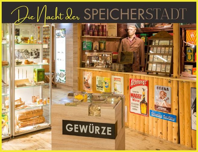 Innenansicht eines Gewürzladens in der Speicherstadt mit historischen Werbeplakaten und Gewürzregalen.