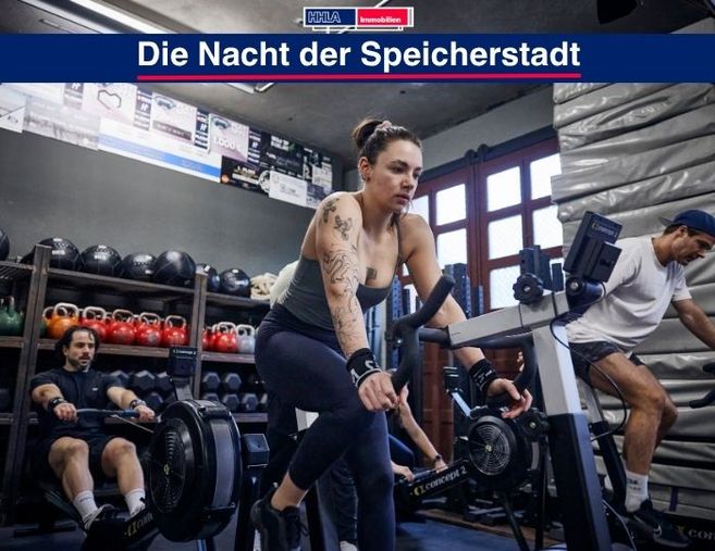 Personen trainieren auf Rudergeräten in einem Fitnessstudio.