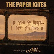 Albumcover von The Paper Kites mit Schriftzug und Landschaft.