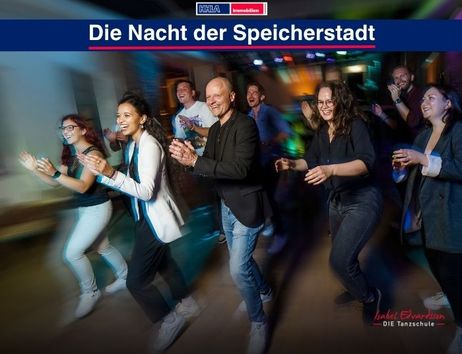 Menschen tanzen fröhlich in einer Tanzschule während einer Veranstaltung namens 'Die Nacht der Speicherstadt'.