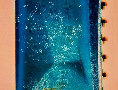 Das Bild hat einen cremefarbenen Hintergrund. In die Mitte ist ein Bild gedruckt, das aussieht, als würde man in einen Pool blicken.