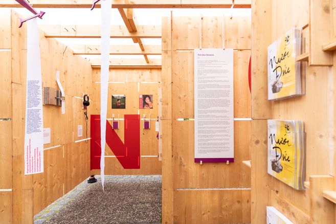 Ein Ausstellungsaufbau mit hölzernen Wänden.