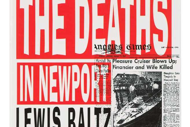 Zeitungsseite mit rotem Text 'THE DEATHS IN NEWPORT' und einem Artikel über eine Explosion auf einem Kreuzfahrtschiff.