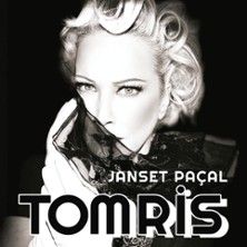 Schwarz-weißes Porträt einer Frau mit blondem Haar, die einen Schleier hält. Der Text 'JANSET PAÇAL TOMRİS' ist auf dem Bild zu sehen.