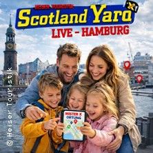 Eine Familie mit zwei Kindern hält ein Tablet mit der Aufschrift 'Mister X Ortung' vor dem Hamburger Hafen.