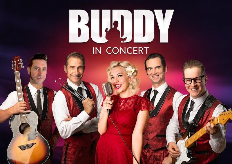 Bandfoto von "BUDDY in concert" mit fünf Musikern in roter Kleidung und Instrumenten.