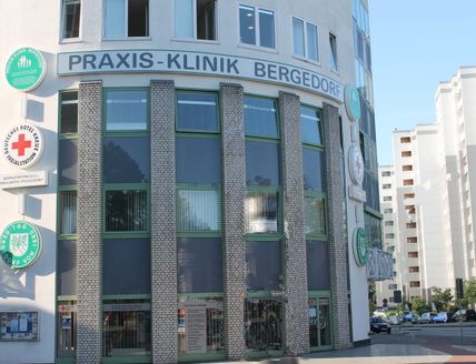 Die Frontansicht der Praxis- Klinik Bergedorf