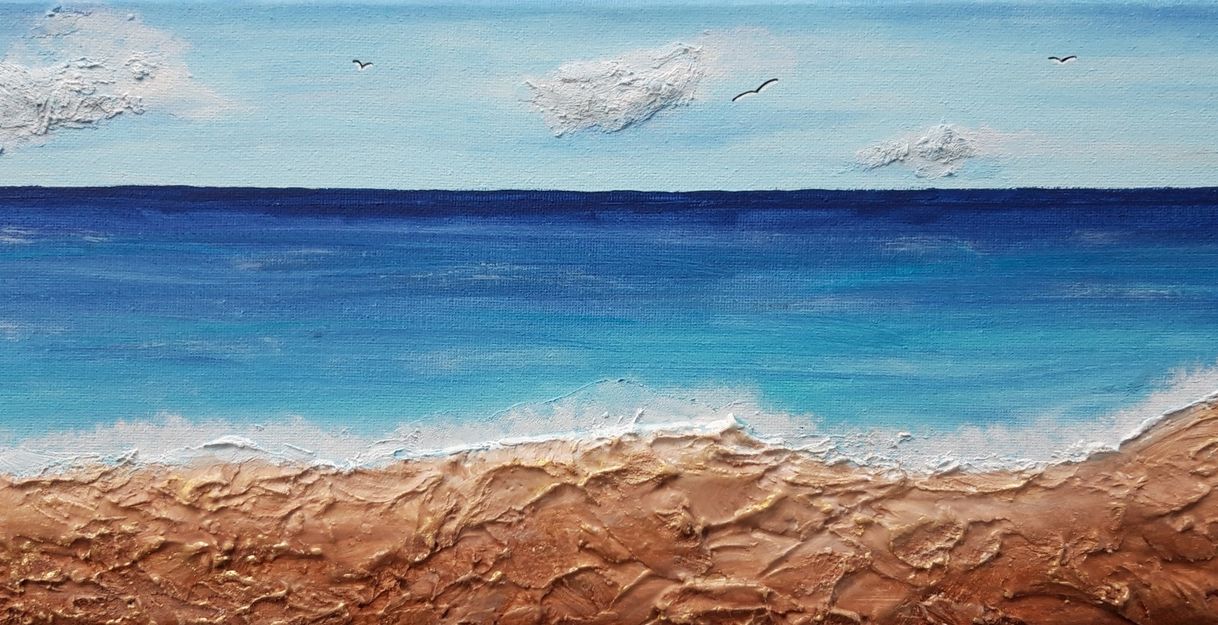 Gemälde eines Strandes mit blauem Meer und Himmel, Möwen und Wolken.