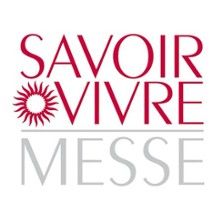 Logo der Savoir-Vivre Messe mit rotem Text und Sonnenmotiv.