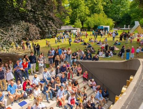 Menschenmenge bei einem Open-Air-Festival im Park.
