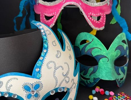 Drei bunte Masken mit Verzierungen und Federn auf schwarzem Hintergrund.