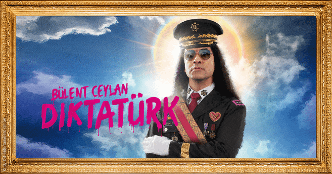 Ein Mann in einer Militäruniform mit Sonnenbrille und Mütze vor einem Himmelshintergrund. Der Text "Bülent Ceylan Diktatürk" ist in pinker Schrift zu sehen.