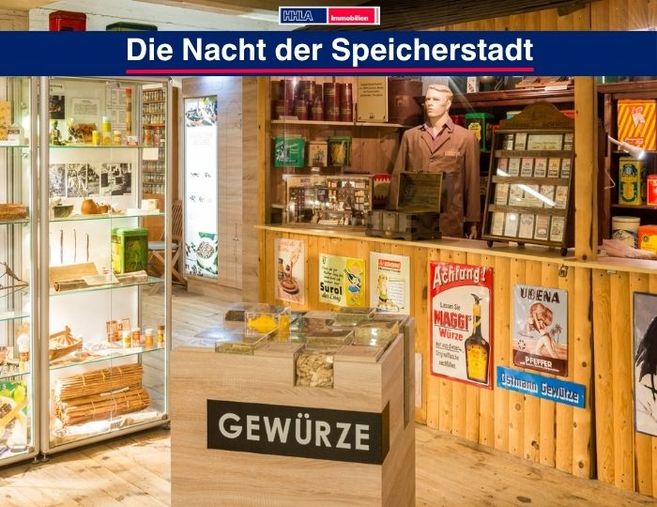 Innenansicht eines Gewürzmuseums mit Vitrinen und historischen Gewürzverpackungen.