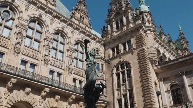Hygieia Brunnen im Hamburger Rathaus Innenhof