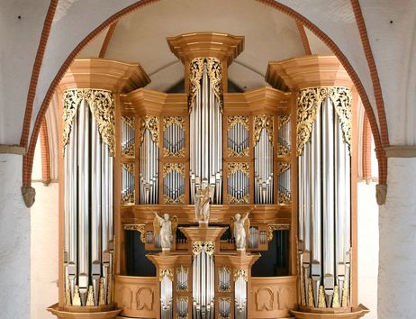 Arp-Schnitger-Orgel in einer Kirche mit reich verzierten Pfeifen und goldenen Details.