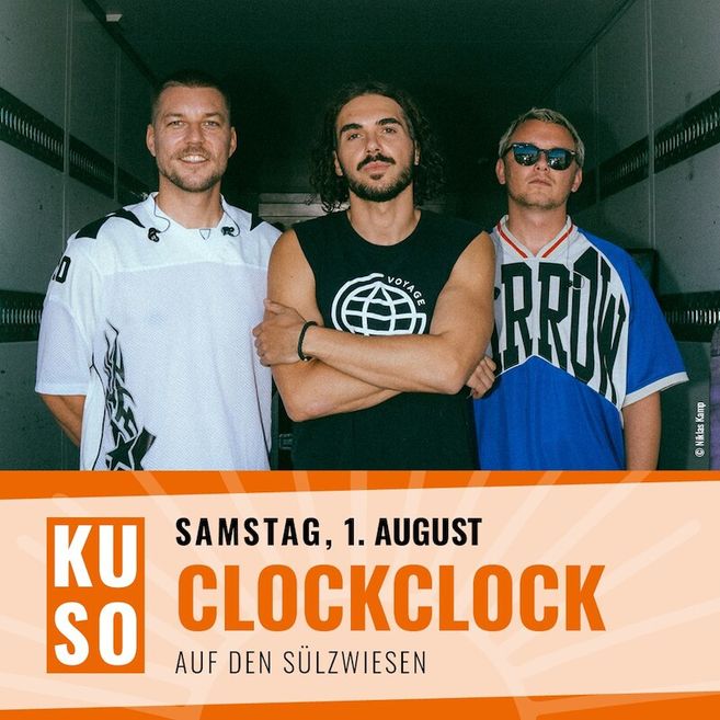 Drei Männer stehen nebeneinander vor einem dunklen Hintergrund. Unten im Bild steht 'KUSO Samstag, 1. August CLOCKCLOCK auf den Sülzwiesen'.