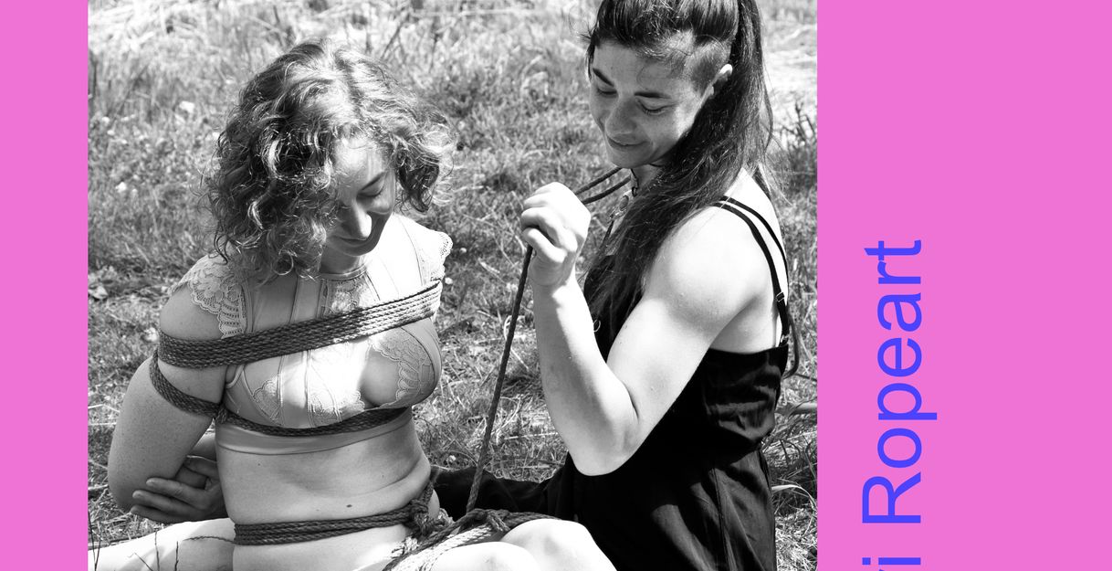 Pinker Hintergrund mit einem mittigen Schwarz-weiß Bild von zwei Perosnen die sich auf der Wiese mit Seilen fesseln.