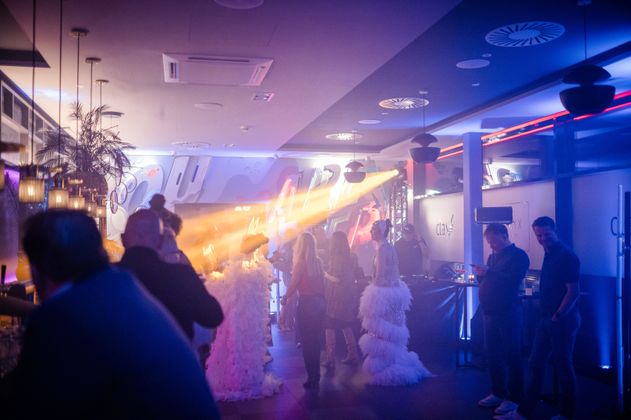 Athmosphäre im NYX Hotel Hamburg by Leonardo Hotels, tanzende Menschen