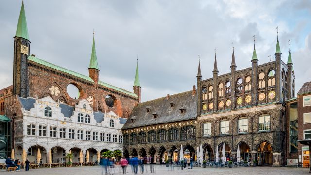 Ins Zentrum der Macht: Kombi-Tour Altstadt und Rathaus