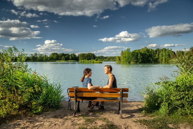 Meissendorf_Meissendorfer_Teiche_Bank_Pause_ccbysa_Dominik_Ketz_20220822_20 (1), © Lüneburger Heide GmbH/Dominik Ketz