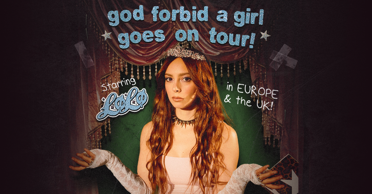 Poster einer Tourankündigung mit einer Frau in einem Kleid und Krone, umgeben von Vorhängen und Texten.