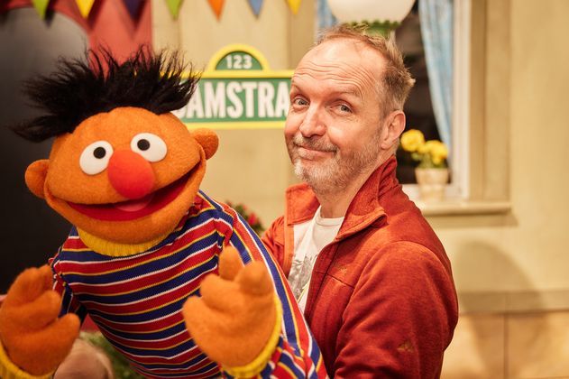 Ernie aus der "Sesamstraße" mit Puppenspieler Martin Paas