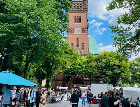 101. Turmweg-Flohmarkt bei der St. Johannis Kirche in Hamburg Harvestehude