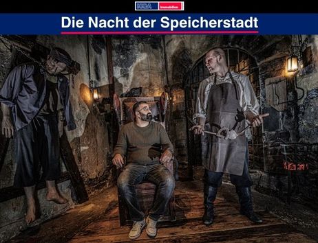 Szene im Hamburg Dungeon mit einem Mann auf einem Folterstuhl und einem Schauspieler in mittelalterlicher Kleidung.
