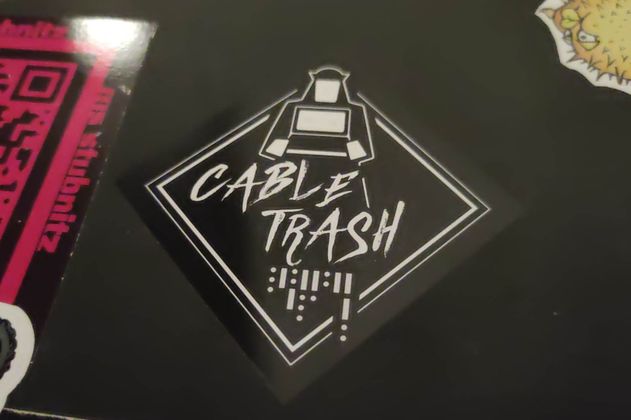 Ein Sticker mit der aufschrift "cable trash"