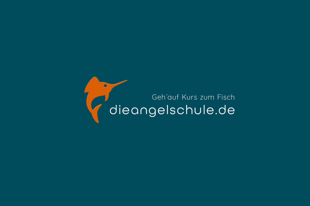 dieangelschule.de Logo zeigt einen orangenen stilisierten Sailfish auf petrolfarbenem Hintergrund "Geh´auf Kurs zum Fisch"