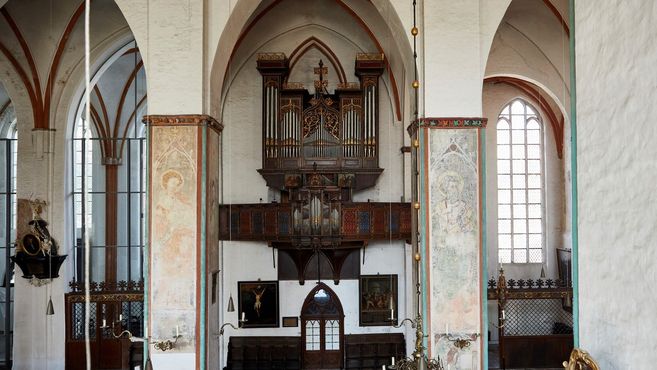 Innenansicht einer Kirche mit einer großen Orgel auf einer Empore.