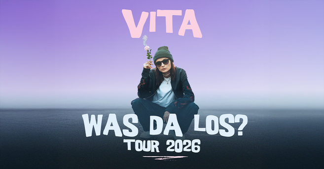 Person mit Sonnenbrille und Mütze hält eine Blume vor einem lila Hintergrund. Text: VITA - Was Da Los? Tour 2026.