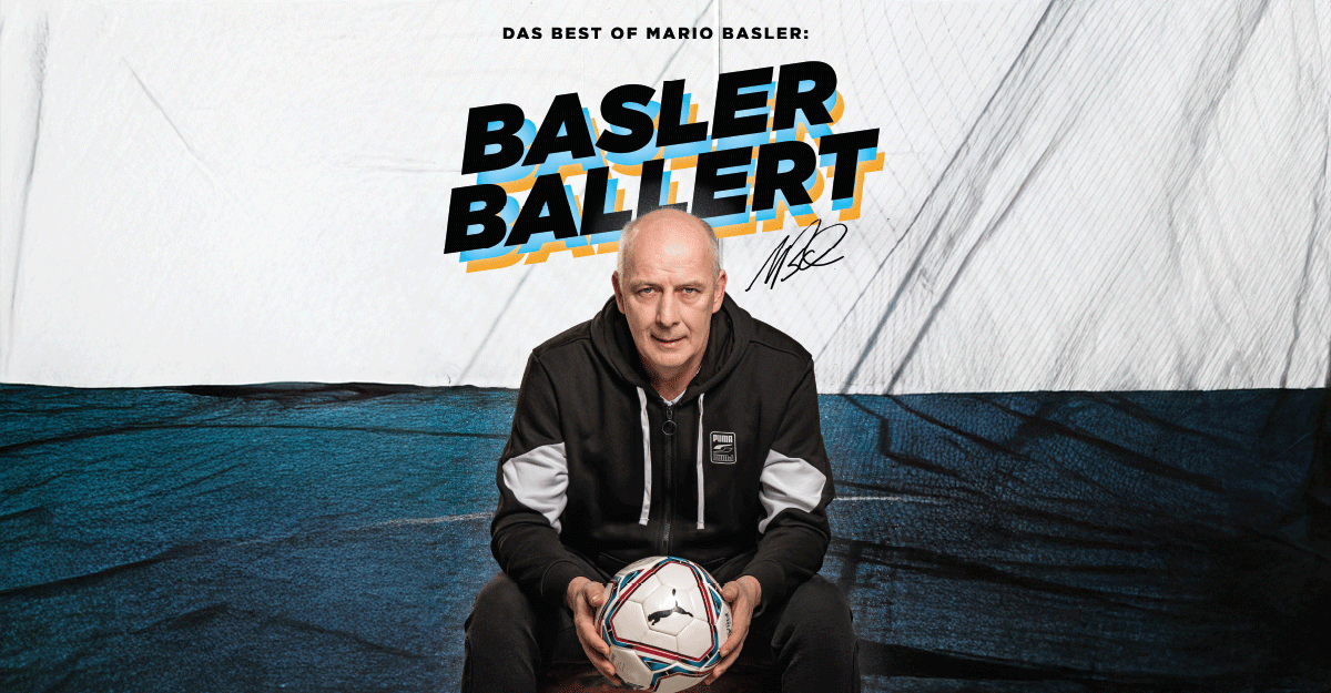 Ein Mann in Sportkleidung hält einen Fußball und sitzt vor einem Banner mit der Aufschrift 'BASLER BALLERT'.