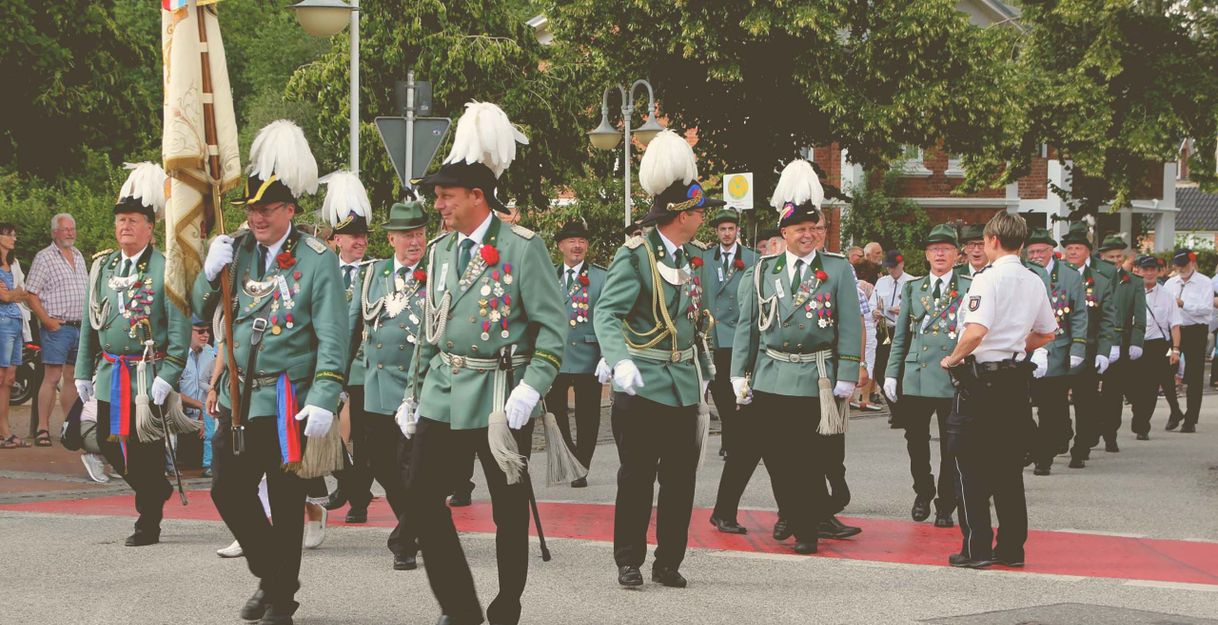 Teilnehmer des Malenter Schützenfests in traditioneller Uniform beim Festumzug.
