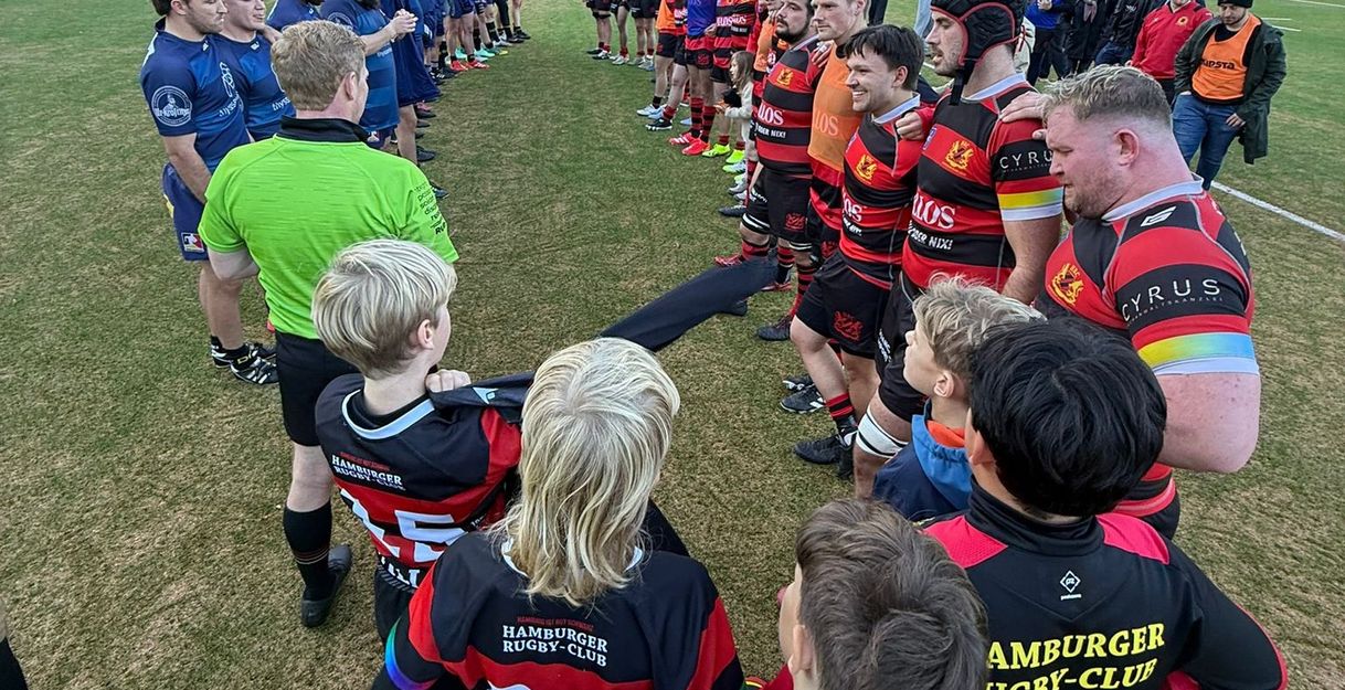 Rugbyspieler stehen gegenüber und verabschieden sich