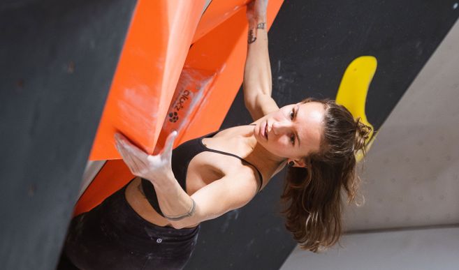 Person die im urban apes St. Pauli bouldert.