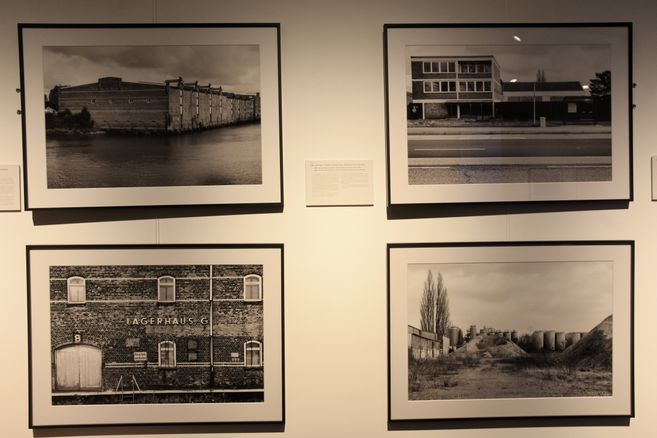 Vier schwarzweiß Fotografien hängen an der Wand