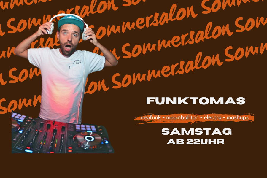 Foto von DJ Funktomas vor diagonalen orangenen Sommersalon Schriftzügen vor braunem Hintergrund. Außerdem die Beschreibung der Genres neofunk, moombahton, electro und mashups. Außerdem die Infos Samstag ab 22 Uhr.