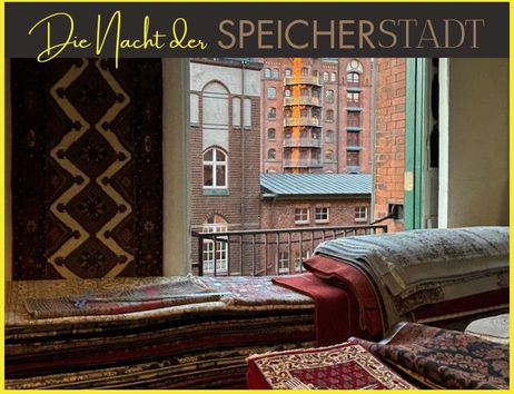Blick aus einem Fenster in der Speicherstadt mit gestapelten Teppichen im Vordergrund.