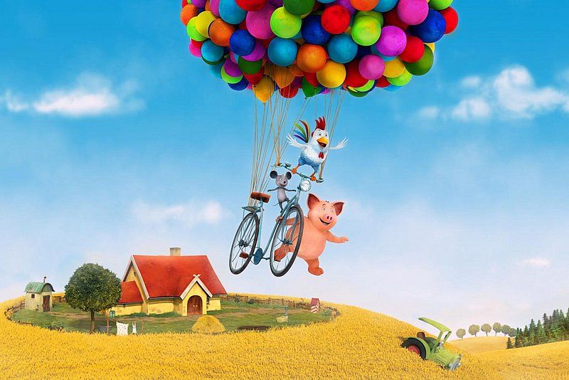 Drei animierte Tiere fliegen an einem Fahrrad, das von bunten Luftballons getragen wird, über eine ländliche Landschaft mit einem Haus und Feldern.