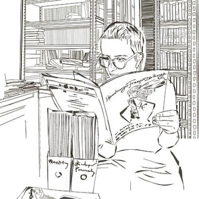 Schwarz-weiße Zeichnung eines Brillenträgers, der in einer Bibliothek oder einem Archiv ein Heft liest; im Hintergrund stehen Regale mit Büchern und Ordnern.