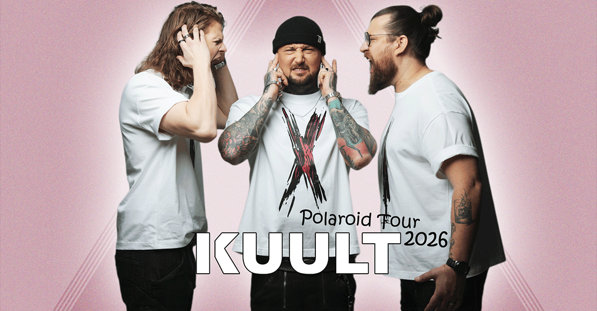 Drei Männer in weißen T-Shirts posieren vor einem rosa Hintergrund mit dem Schriftzug 'KUULT Polaroid Tour 2026'.