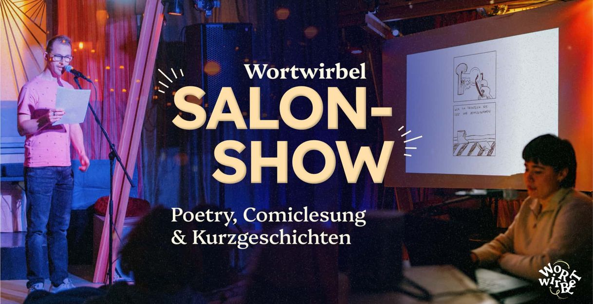 Ein Poetry Slammer steht auf der Bühne und eine Comiczeichnerin sitzt an ihrem Laptop vor einer Projektion ihres Comics, den sie gerade vorliest