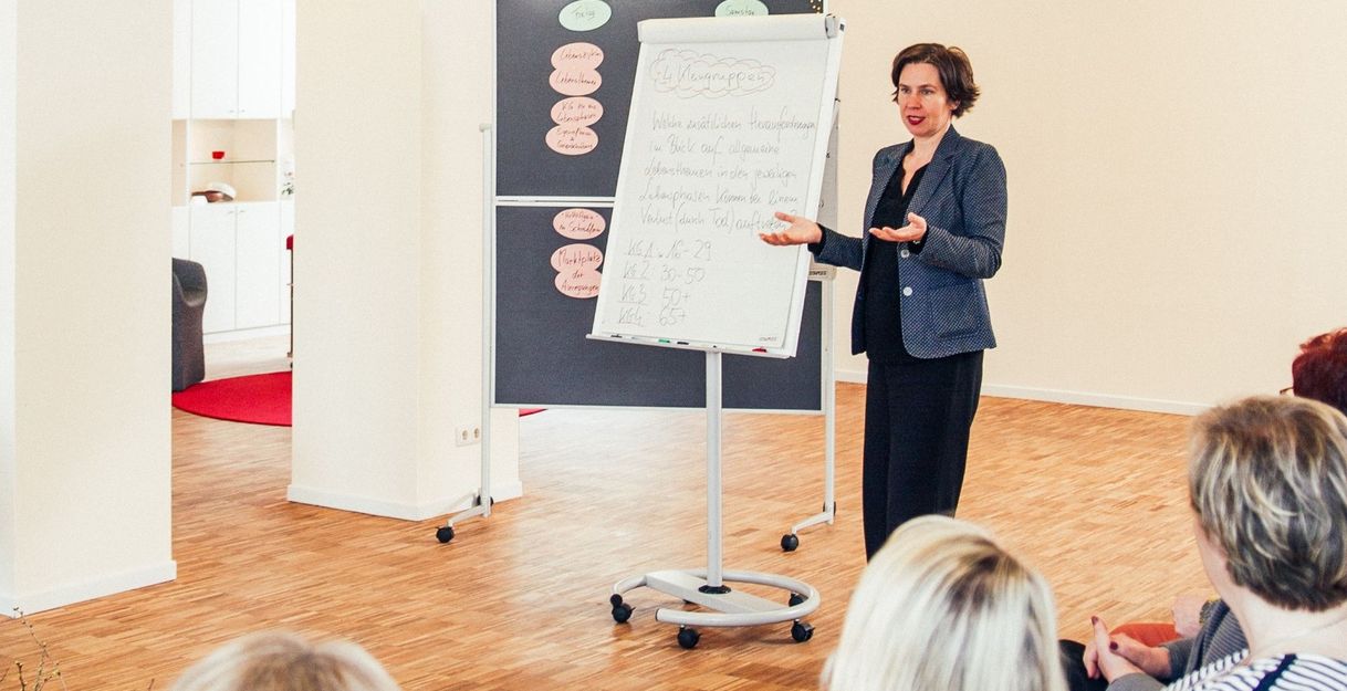 Trauerbegleiterin und Bildungsreferentin Anna Rapacz hält einen Workshop im Lotsenhaus ab.