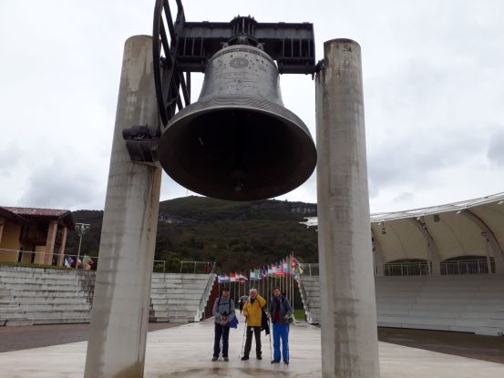 eine Glocke ruft zu Friedens-Gebete, © saathoffB1@myTNG.de